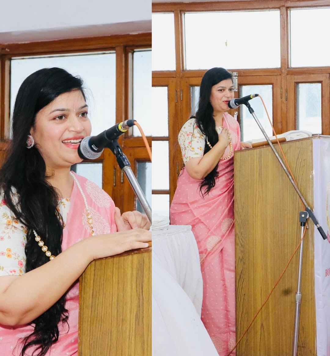 The 7-Second Rule of Public Speaking 

Your audience decides whether to listen to you…
within the first 7 seconds — even before you speak.

So start strong with- 

😊 Smile – It instantly makes you approachable
👀 Eye contact – Connect before you communicate

#PublicSpeaking #CommunicationSkills #Confidence #Leadership #FirstImpression SoftSkills.